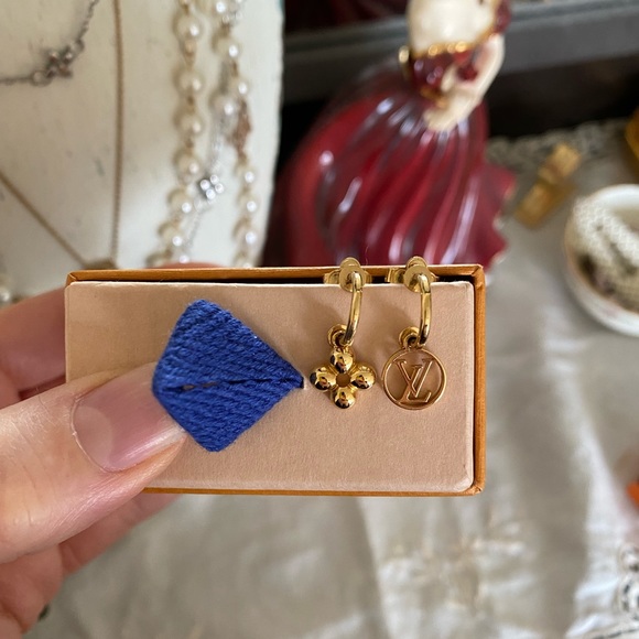 Authentic Louis Vuitton Blooming Earrings - Picture 3 of 12